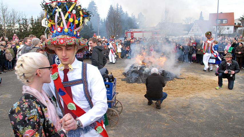 Tanz ums Feuer: Fasalecken treiben in Baiersdorf den Winter aus