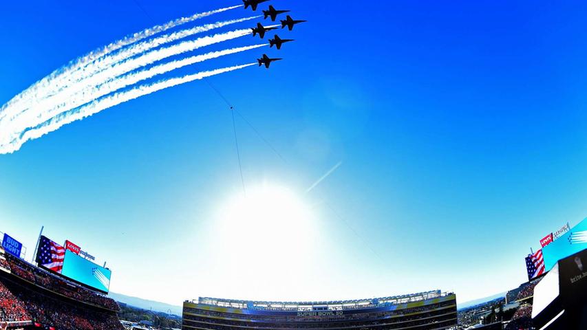 Was ein vernünftiges US-Event ist, wird von der Kunstflugstaffel der US Navy überflogen. So auch der Super Bowl.