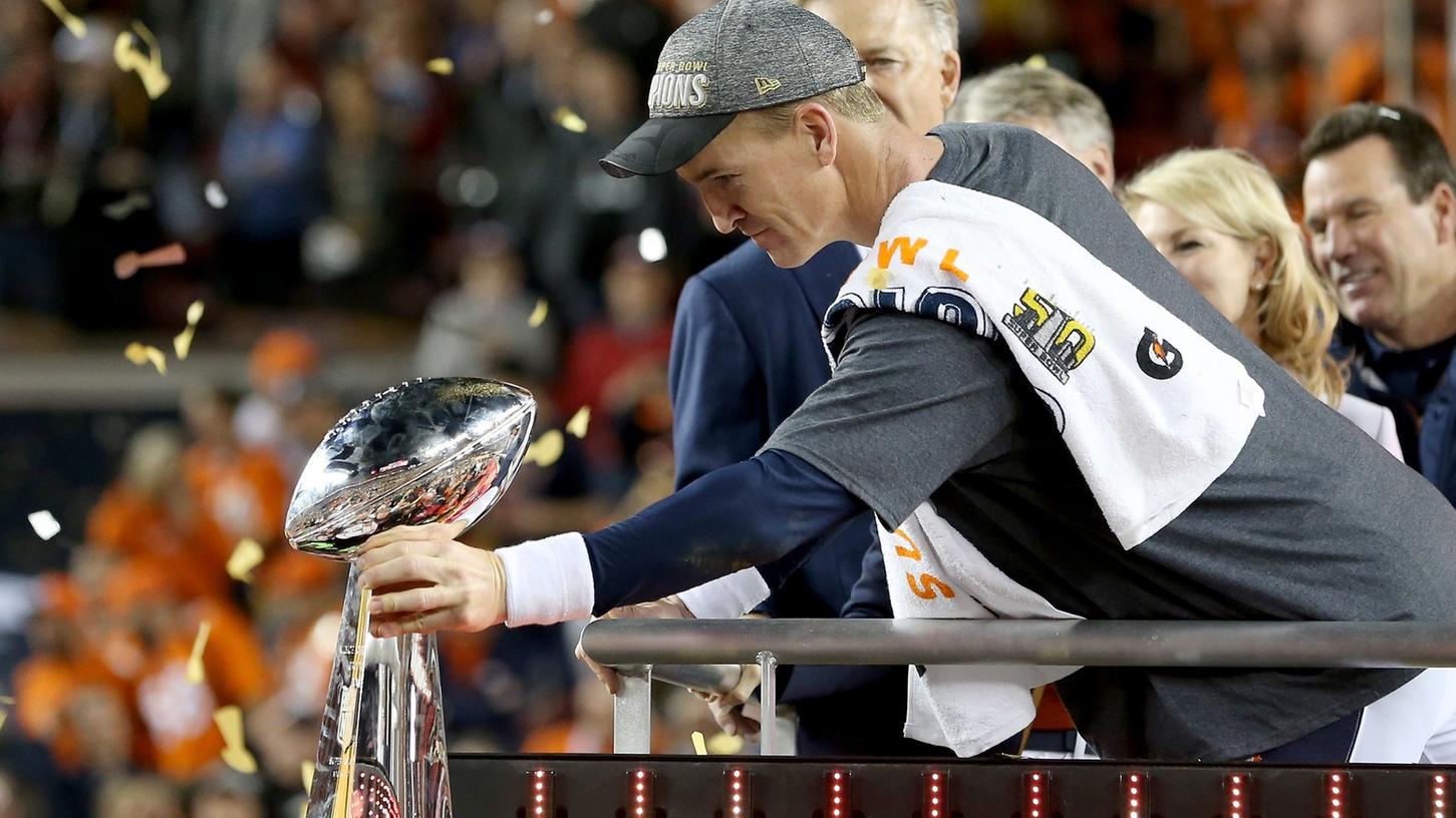 Broncos-Quarterback Peyton Manning mit der "Vince-Lombardy-Trophy".