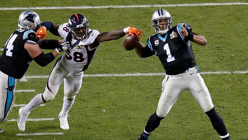 Das Spiel bleibt auch nach der Pause spannend. Hier krallt sich Broncos-Linebacker Von Miller das Ei von Panthers-Quarterback Cam Newton.