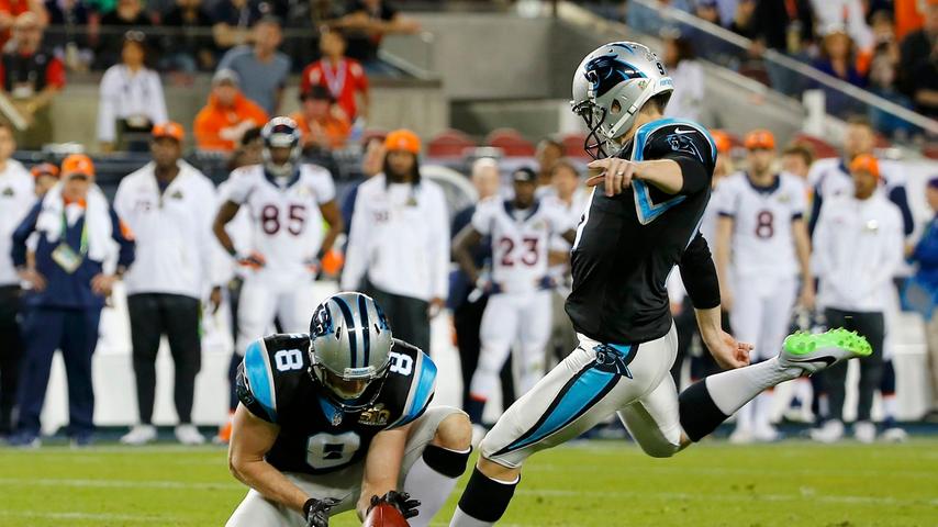 Auf dem Platz tun sich die Carolina Panthers gegen die kompakte Defense der Denver Broncos extrem schwer.