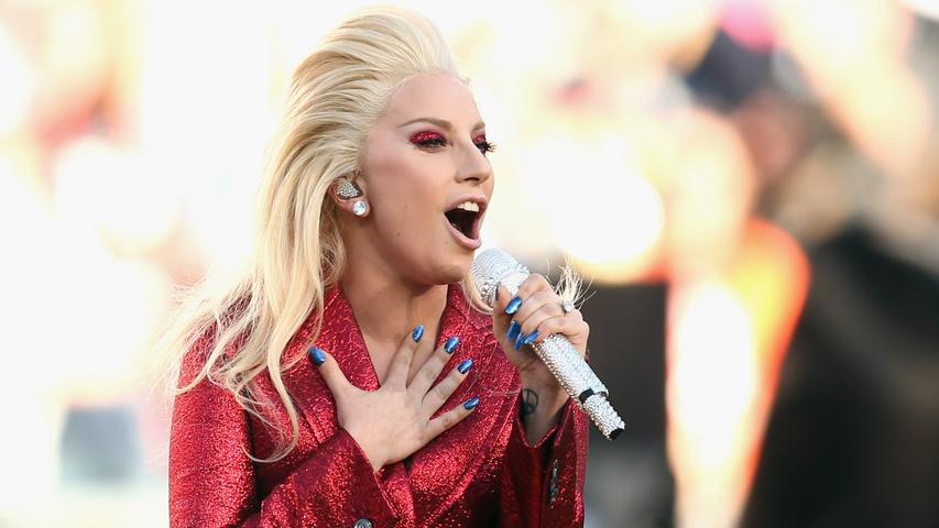 Kein Super Bowl ohne Nationalhymne. Pop-Ikone Lady Gaga hatte in diesem Jahr die ehrenvolle Aufgabe, das Super-Sport-Ereignis gesanglich zu eröffnen.