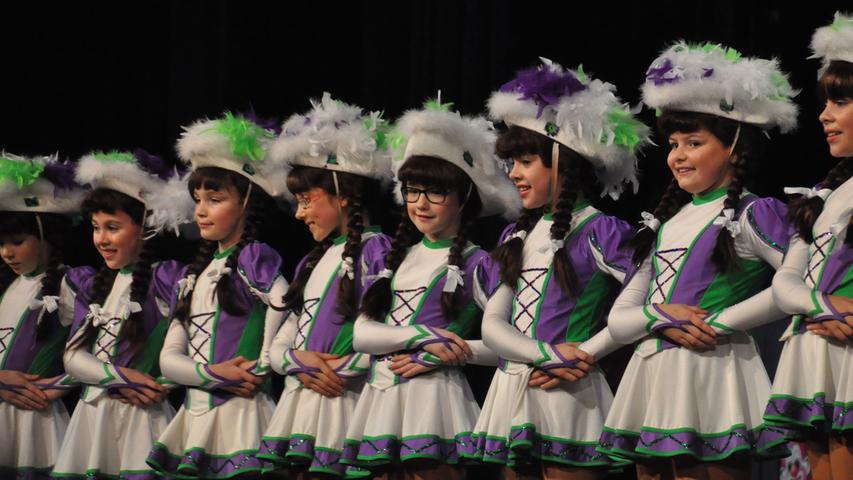 Die kleinen Damen standen lächelnd auf der Bühne und warteten auf ihren großen Aufritt.