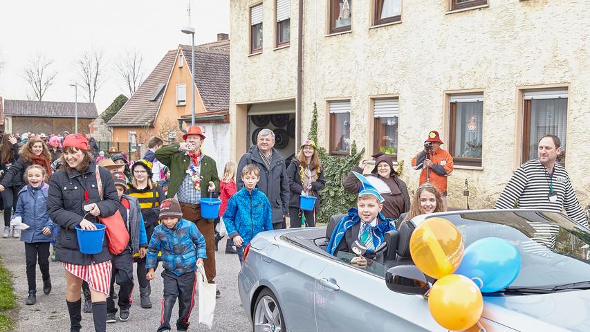 Kinderfaschingsumzug in Lenkersheim: Fleißige Bienchen und tapfere Krieger