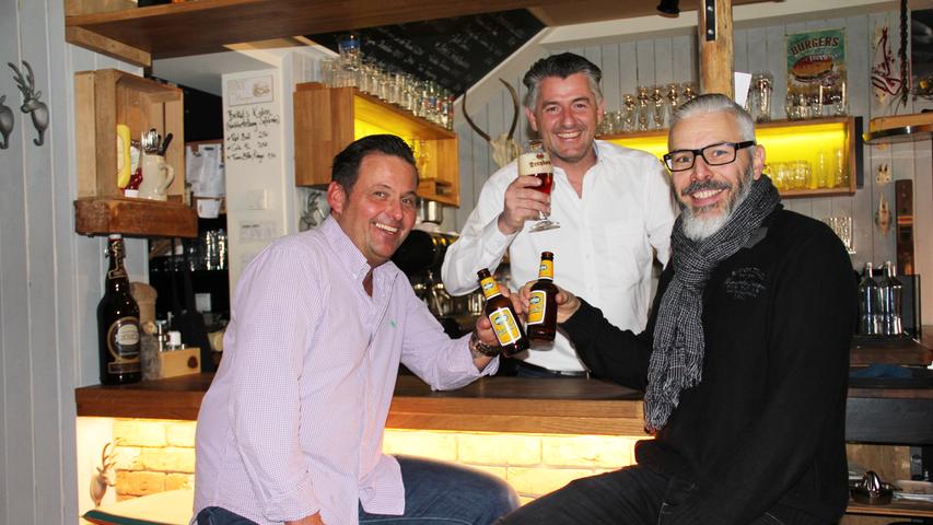 "Jeder macht sein Gasthaus und das birkel's ist unser Wohnzimmer", so beschreiben die Wirte Marcus Spiridigliozzi (42, m.) und Volker Birkel (45, l.) ihr Lokal am Laufer Marktplatz. Beide haben noch je eine eigene Gastronomie und fachsimpelten schon einige Jahre über ein gemeinsames Lokal, in dem Regionalität und Geselligkeit im Vordergrund stehen. Der Grundgedanke der Wirte war "Fast Food aus der Region, aber nicht im herkömmlichen Sinn". Beim Blick auf die Karte wird das auch klar, denn hier gibt es neben Burgern auch Flammkuchen, Salate und auch mal ein "Schäuferla". Für Stammgast Peter Welton (52) ist das Konzept der beiden voll aufgegangen. Entscheidend für ihn ist die persönliche Ebene in einem Lokal und dass man sich wohl fühlt. "Wenn Wirte nur auf Umsatz aus sind, funktioniert das bei mir nicht." Im birkel's jedoch passt für Welton alles – Essen, Atmosphäre, Herzlichkeit, Authentizität und Regionalität. "Jeder macht sein Gasthaus und das birkel's ist unser Wohnzimmer", so beschreiben die Wirte Marcus Spiridigliozzi (42, m.) und Volker Birkel (45, l.) ihr Lokal am Laufer Marktplatz. Beide haben noch je eine eigene Gastronomie und fachsimpelten schon einige Jahre über ein gemeinsames Lokal, in dem Regionalität und Geselligkeit im Vordergrund stehen. Der Grundgedanke der Wirte war "Fast Food aus der Region, aber nicht im herkömmlichen Sinn". Beim Blick auf die Karte wird das auch klar, denn hier gibt es neben Burgern auch Flammkuchen, Salate und auch mal ein "Schäuferla". Für Stammgast Peter Welton (52) ist das Konzept der beiden voll aufgegangen. Entscheidend für ihn ist die persönliche Ebene in einem Lokal und dass man sich wohl fühlt. "Wenn Wirte nur auf Umsatz aus sind, funktioniert das bei mir nicht." Im birkel's jedoch passt für Welton alles – Essen, Atmosphäre, Herzlichkeit, Authentizität und Regionalität.