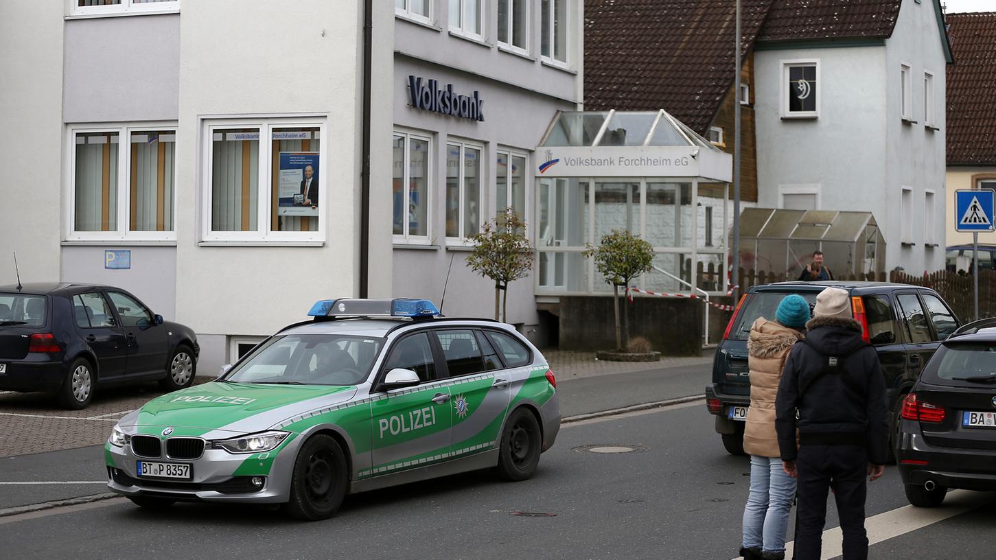 Am Rosenmontag überfiel der maskierte Täter die Bank in der Heroldsbacher Straße in Hausen.