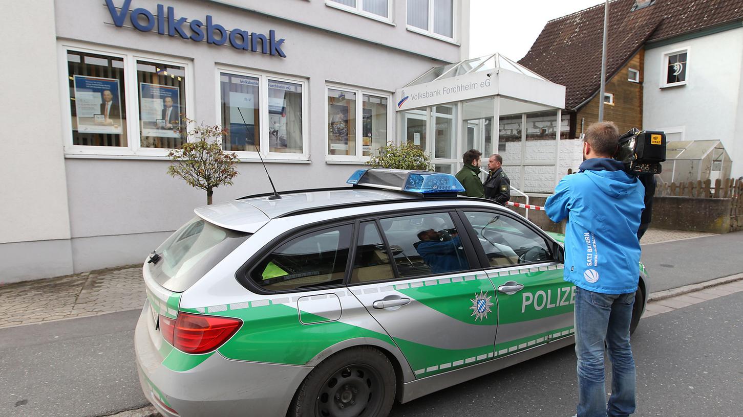 Der maskierte Täter betrat kurz vor neun die Volksbank in Hausen im Landkreis Forchheim.