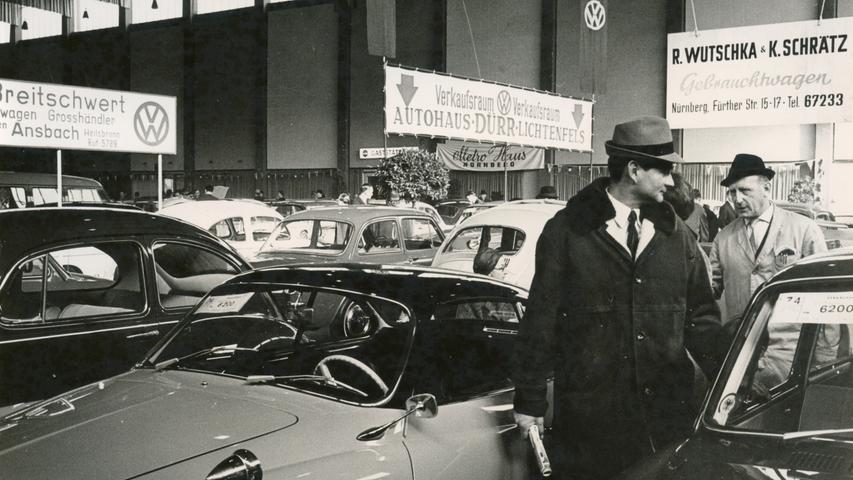 Autohäuser aus der Region stellten in den Messehallen die neuesten Modelle vor. Die meisten Franken steuerten damals ihre Urlaubsziele mit dem Auto an, oft in anstrengenden, mehrtägigen Touren.