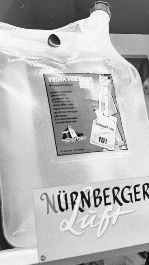Wer wollte, konnte Nürnberger Luft mit auf Reisen nehmen. Der 10-Liter-Behälter war aber auch mit Getränken zu befüllen.