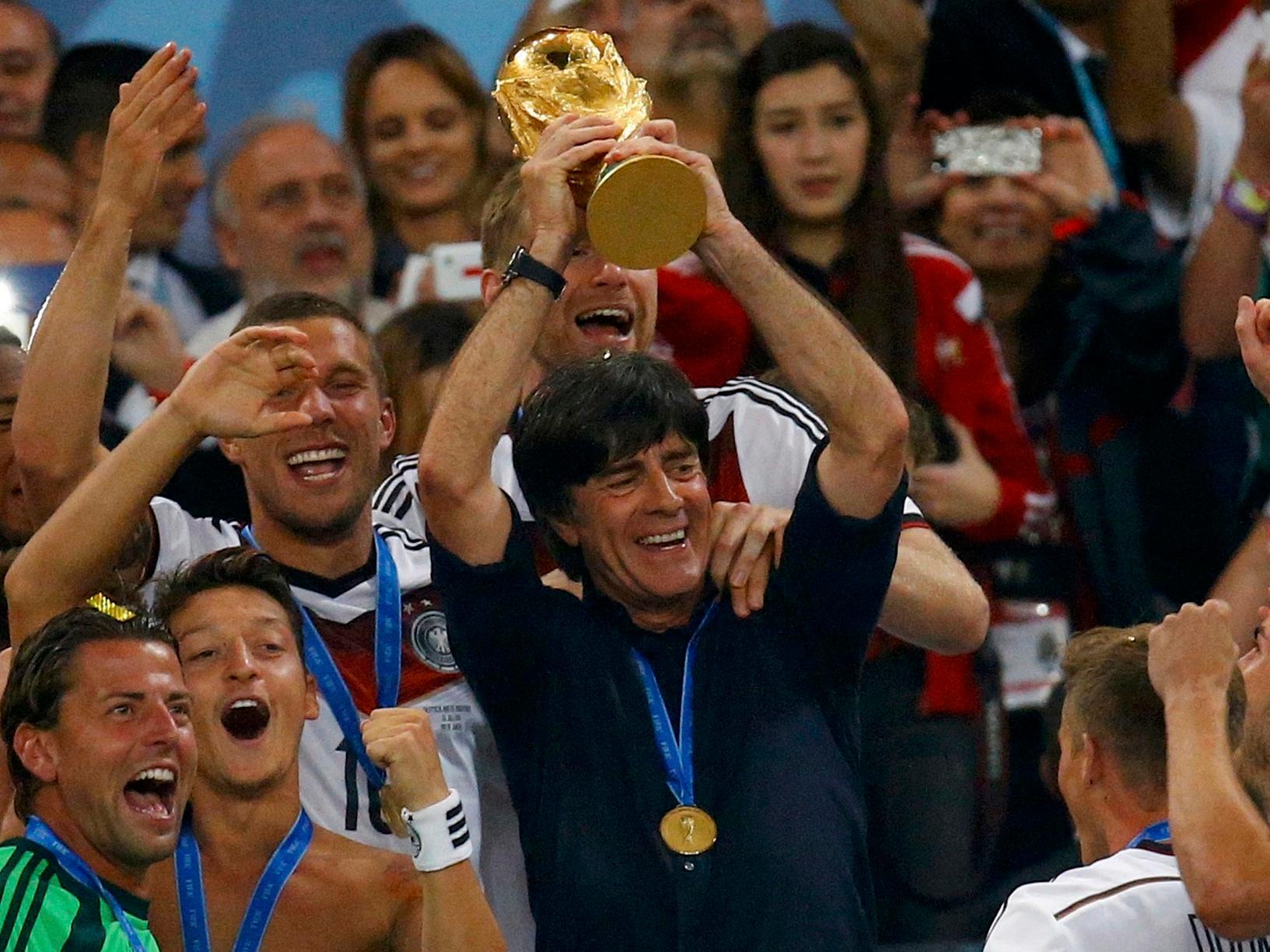 13. Juli 2014, 113. Minute: Schürrle flankt, Götze trifft. Weltmeister! Nach zehn Jahren bei der Nationalmannschaft erfüllte sich Joachim Löw im brasilianischen Rio de Janeiro den Traum vom großen Titel. Schon zuvor begeisterte sein Team weltweit - besonders das 7:1 gegen den Gastgeber fand viel Beachtung.