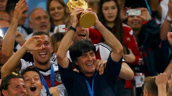 13. Juli 2014, 113. Minute: Schürrle flankt, Götze trifft. Weltmeister! Nach zehn Jahren bei der Nationalmannschaft erfüllte sich Joachim Löw im brasilianischen Rio de Janeiro den Traum vom großen Titel. Schon zuvor begeisterte sein Team weltweit - besonders das 7:1 gegen den Gastgeber fand viel Beachtung.