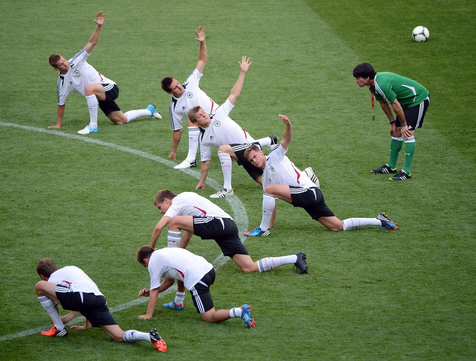 2012 nahm Löw mit der Nationalmannschaft einen zweiten Anlauf, um sein einst gestecktes Ziel zu erreichen. In Polen und der Ukraine wurden die Deutschen souverän Gruppensieger in der EM-Vorrunde und schickten Griechenland im Viertelfinale nach Hause. Am 28. Juni 2012 war dann jedoch auch für die Löw-Elf Schluss, Angstgegner Italien schockte die Mannschaft mit einem Balotelli-Doppelpack.