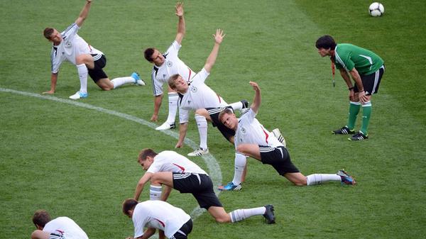 2012 nahm Löw mit der Nationalmannschaft einen zweiten Anlauf, um sein einst gestecktes Ziel zu erreichen. In Polen und der Ukraine wurden die Deutschen souverän Gruppensieger in der EM-Vorrunde und schickten Griechenland im Viertelfinale nach Hause. Am 28. Juni 2012 war dann jedoch auch für die Löw-Elf Schluss, Angstgegner Italien schockte die Mannschaft mit einem Balotelli-Doppelpack.