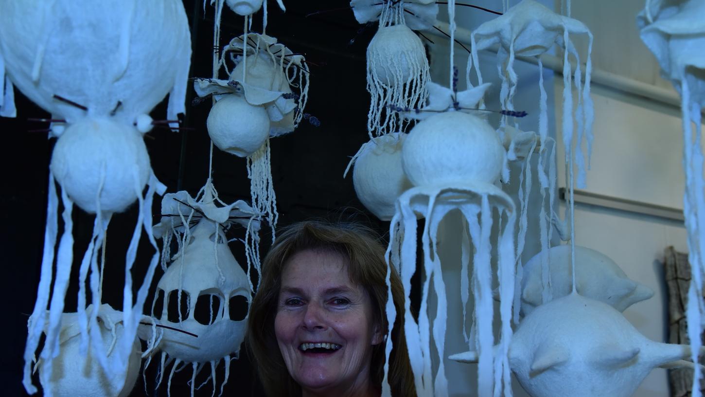 Filzkünstlerin Maria Weber aus Weiden ist besonders experimentierfreudig. Meeresfilz nennt sie die riesengroßen, an Quallen erinnernden Gebilde, die im Rathaus von der Decke baumeln.