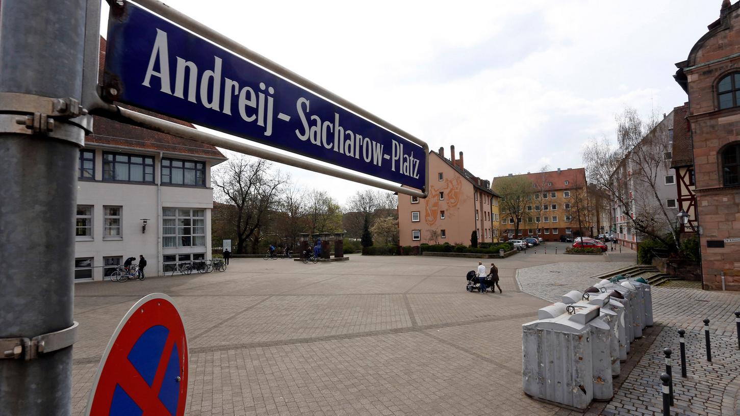 Karg, kalt, baumlos: Der Andreij-Sacharow-Platz ist nur ein Beispiel für Nürnbergs Steinwüsten.