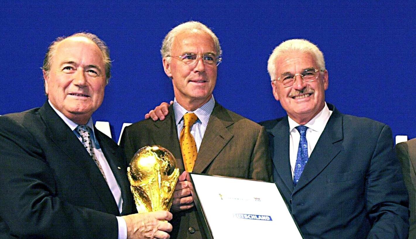 Fedor Radmann (re, hier mit Blatter und Beckenbauer) soll dem DFB 6,7 Millionen Euro zahlen. Er widersprach der Aufforderung.