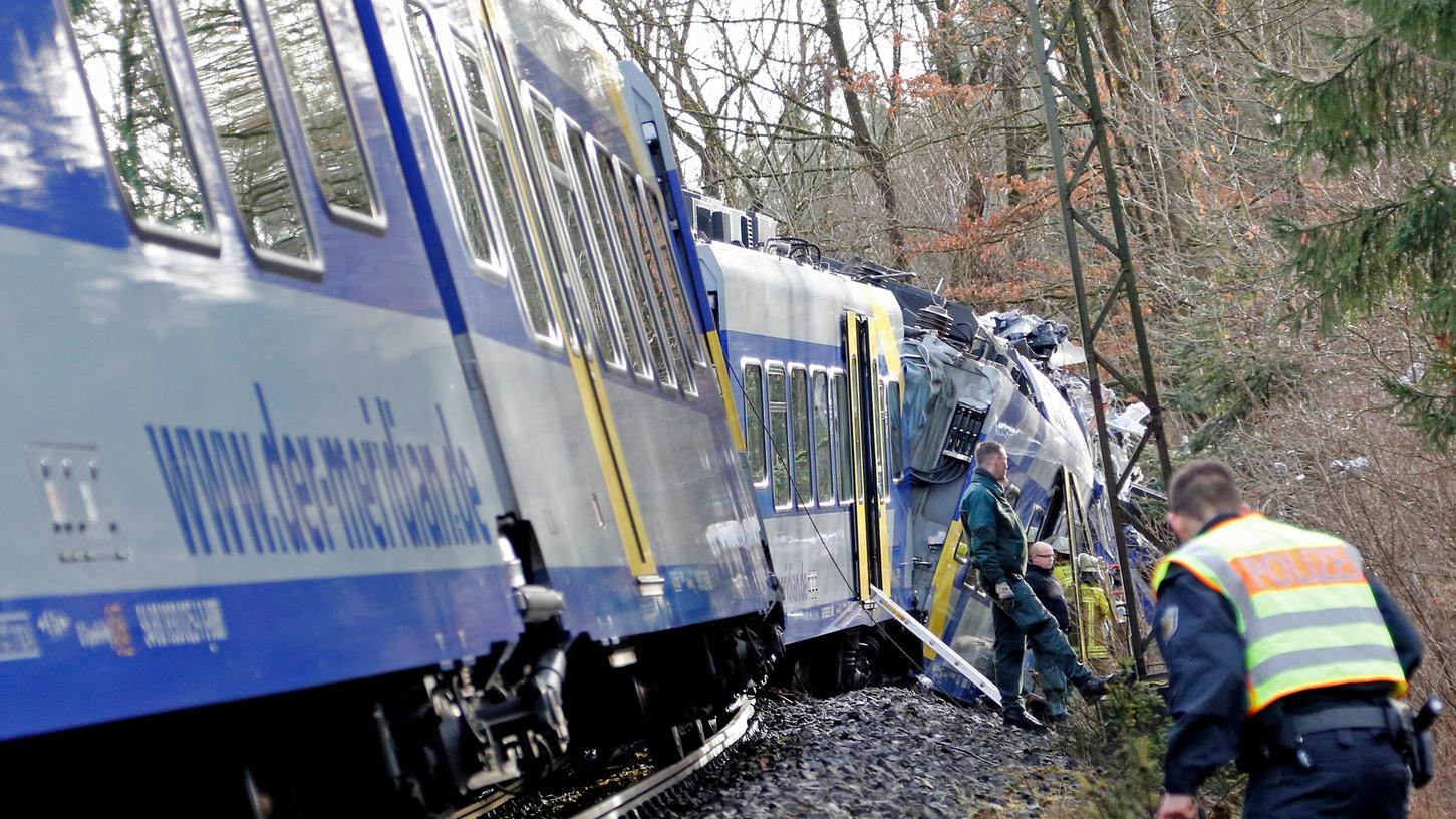 Nach dem verheerenden Bahnunglück mit elf Toten in Bad Aibling wird nun gegen den zuständigen Fahrdienstleiter ermittelt.
