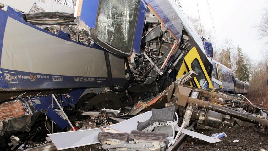 Völlig zerstört ist ein Zug am 09.02.2016 nach einem Zusammenstoß in der Nähe von Bad Aibling (Bayern). Bei einem schwerem Zugunglück in Oberbayern sind mehrere Menschen ums Leben gekommen. Foto: Josef Reisner/dpa +++(c) dpa - Bildfunk+++