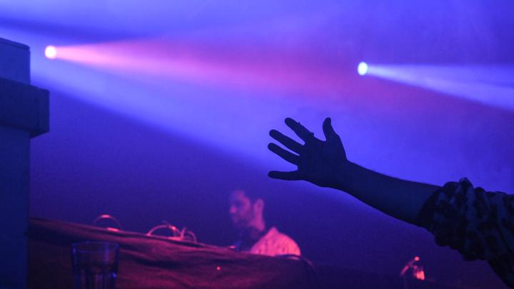 Put your hands up! Zu einer vernünftigen Party gehört ein vernünftiger DJ. Im Mainroom ...