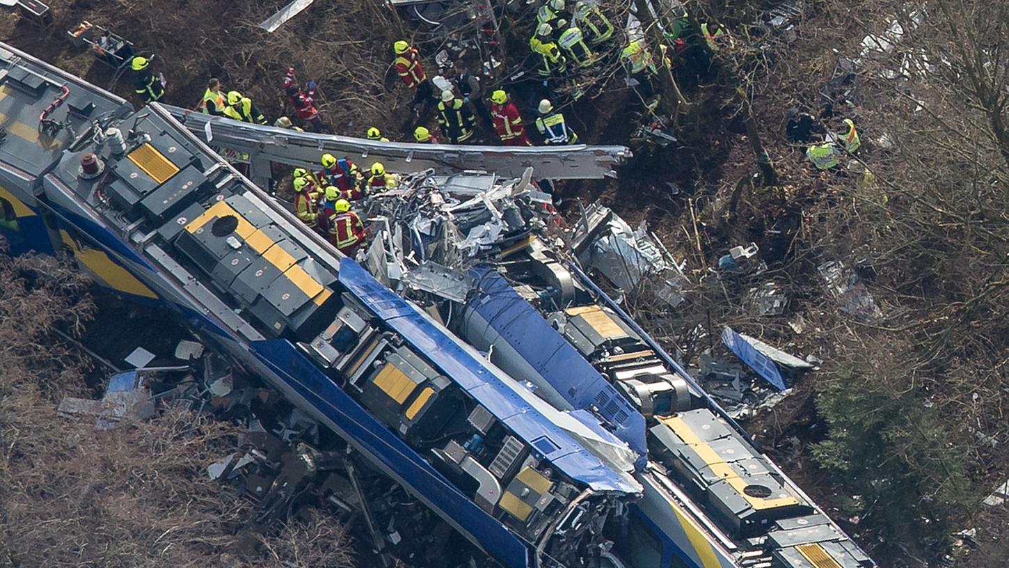 Bei einem Zugunglück in Oberbayern sind mindestens neun Menschen ums Leben gekommen, rund 90 wurden zum Teil schwer verletzt.