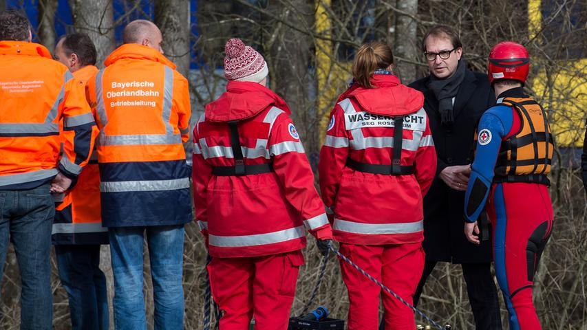Bundesverkehrsminister Alexander Dobrindt (CSU) sprach an der Unfallstelle des Zugunglücks in der Nähe von Bad Aibling mit Rettungskräften.