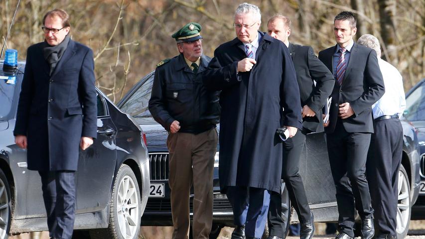 Bayerns Innenminister Joachim Herrmann begab sich gemeinsam mit Alexander Dobrindt an die Unglücksstelle.