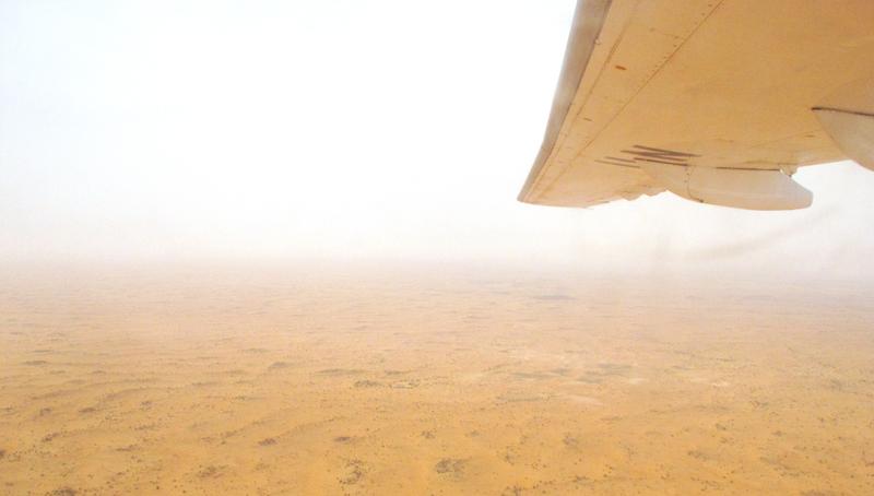 Die Sahara erstreckt sich in Mali in kilometerlangen Sanddünen. Unbemerkt von Medien und Weltöffentlichkeit spielt sich in der Sahara möglicherweise eine Tragödie ab, die unzählige tote Flüchtlinge zur Folge hat.