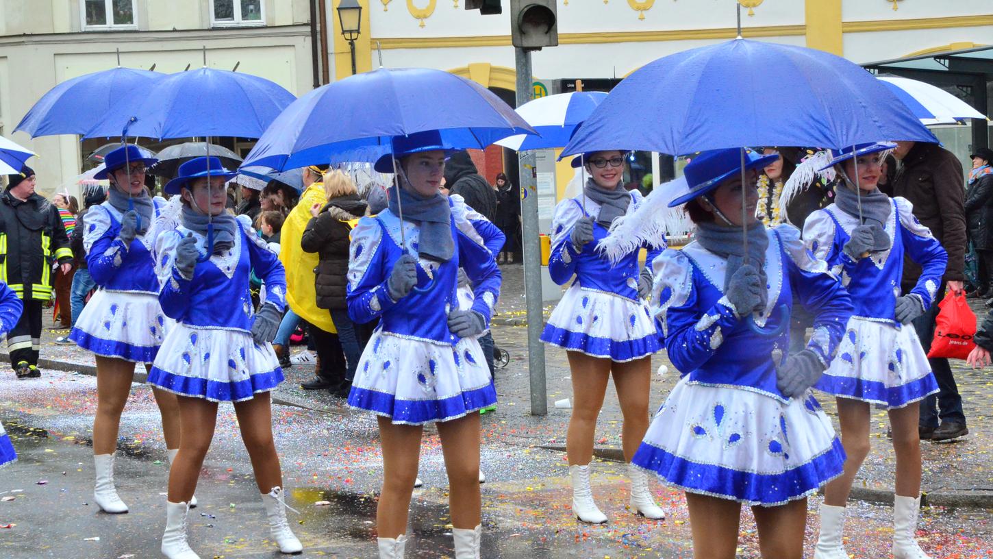 2016 feierte die Domstadt den Fasching trotz Regen und Nässe. Dieses Jahr hoffen Tänzerinnen und Narren auf besseres Wetter.