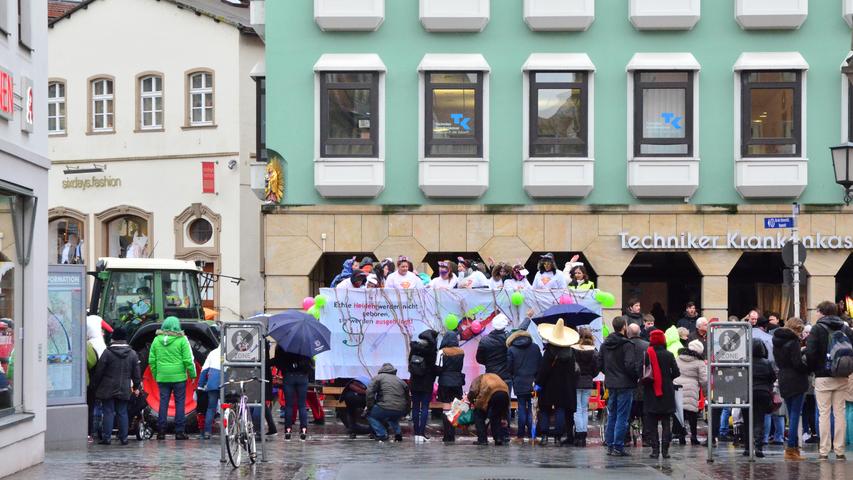 Bamberger Narren feiern auch bei Regen und Nässe