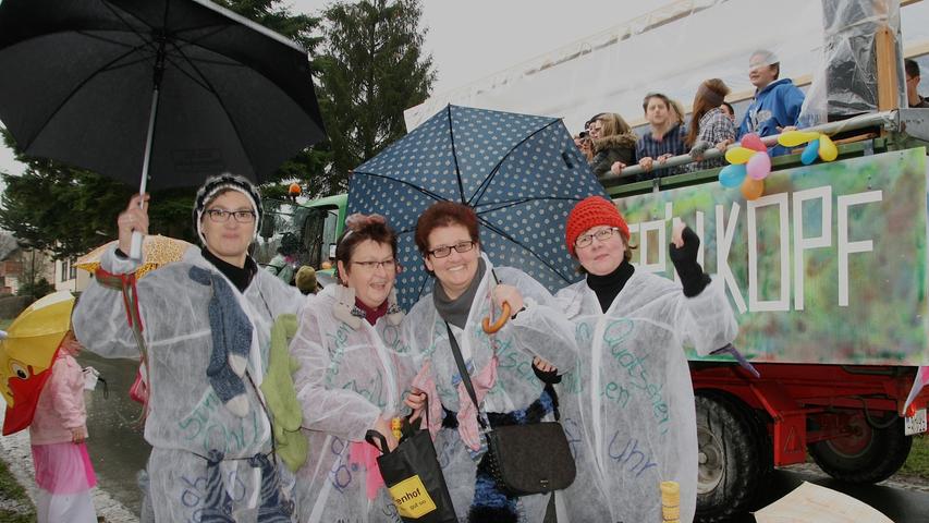 Ententanz mit Regenschirm: Der Faschingsumzug in Niedermirsberg