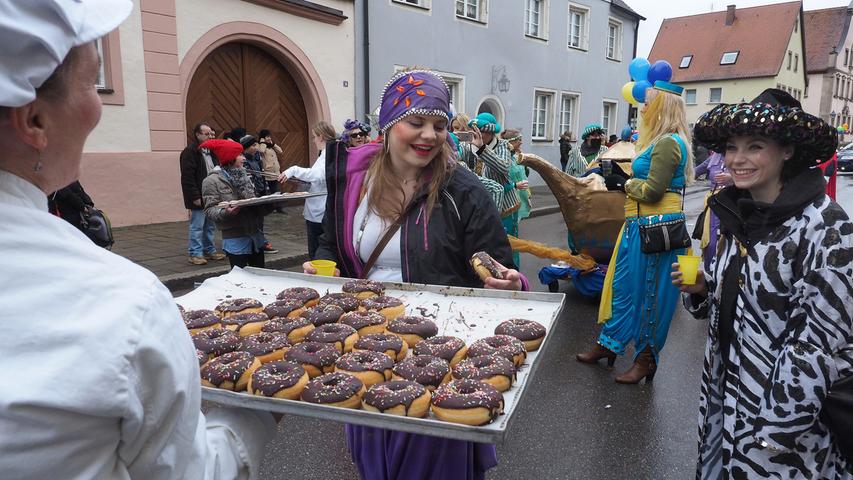 Narren feiern beim Faschingszug in Ellingen 