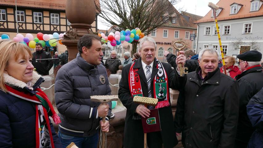 ... wozu sich auch Altlandrat Walter Schneider (rechts) in der Kreisstadt einfand.