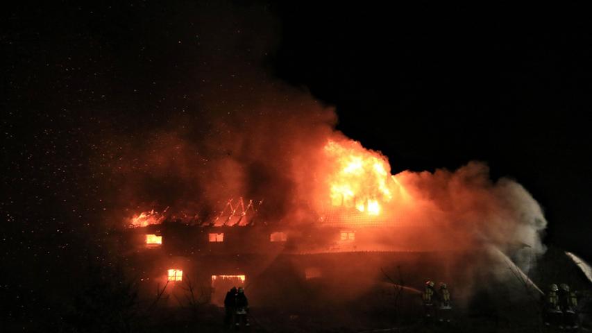 Lagerhalle bei Burgebrach stand lichterloh in Flammen