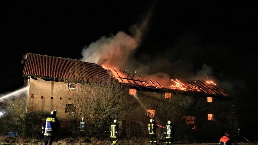 Lagerhalle bei Burgebrach stand lichterloh in Flammen