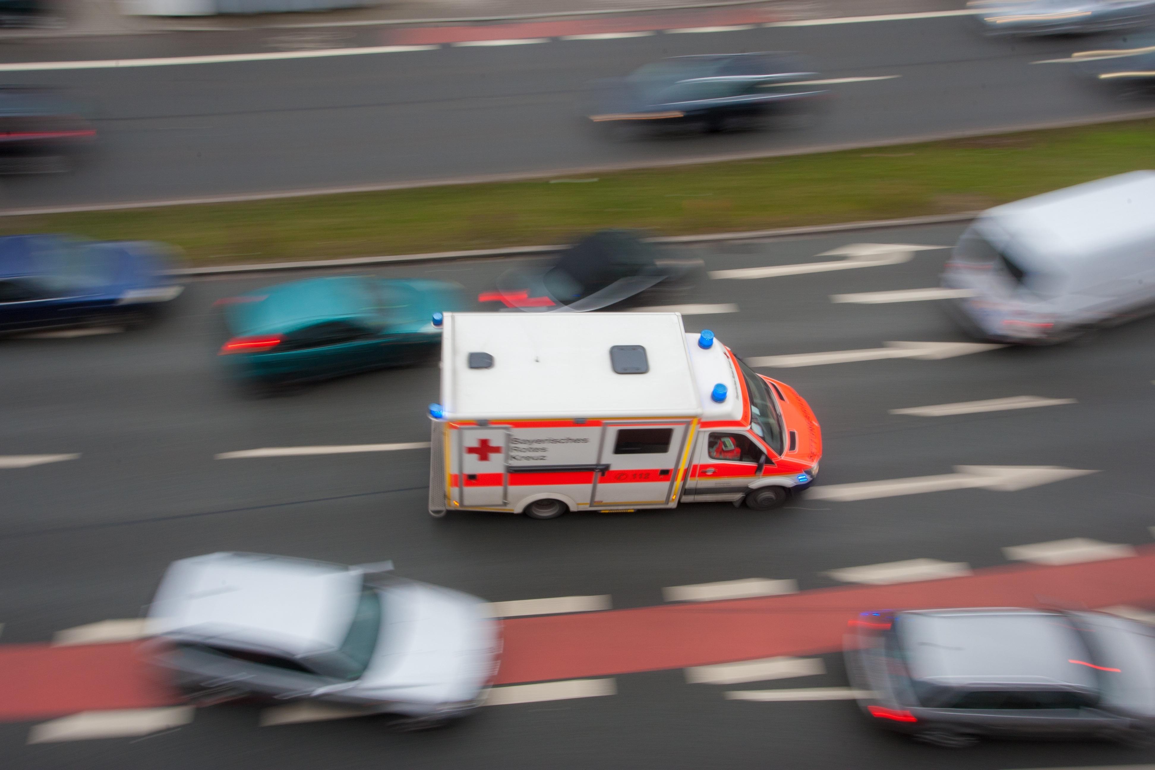 "Praktisch bei 99 Prozent aller Autobahn-Einsätze kommen wir nicht gut voran, das Problem haben wir nicht erst seit Samstag", sagt Feuerwehrchef Zahn. Trotz aller Öffentlichkeitsarbeit durch das Innenministerium, trotz aller Flyer, Videos und Banner auf Autobahn-Brücken, muss der mittelfränkische Polizeisprecher Christian Daßler feststellen: "Es ist keine signifikante Verbesserung des Verhaltens erkennbar." 2,50 Meter sind die Feuerwehrautos breit. "Ideal wäre da eine Rettungsgasse von drei Metern. Wir wären aber auch mit 2,80 Meter schon sehr zufrieden", meint Zahn.