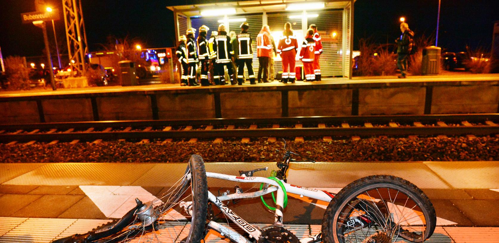 Am Bubenreuther Bahnhof ist eine Frau von einem Zug überrollt worden. Ihr Fahrrad wurde zermalmt, sie selbst blieb unverletzt.