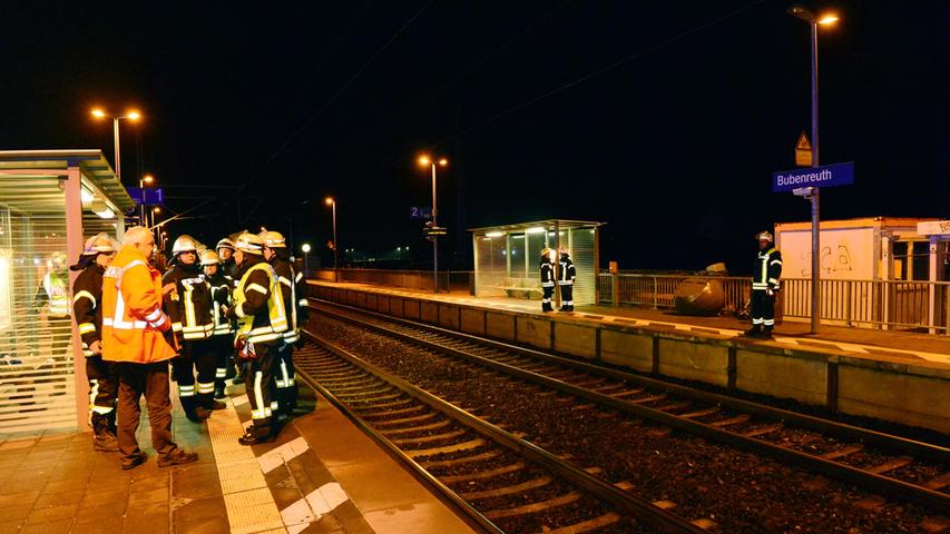 Frau in Bubenreuth wird fast von Zug überrollt, bleibt aber unverletzt