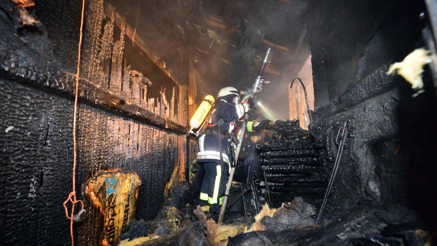 Das Sportheim des TSV Marloffstein ist seit Donnerstagabend zerstört. Vermutlich legten Brandtstifter das Feuer.