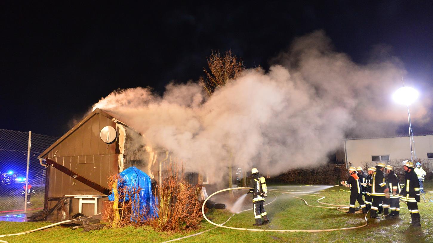Eine riesige Rauchwolke drang bereits aus dem brennenden Sportheim des TSV Marloffstein, als die Feuerwehren ankamen.
