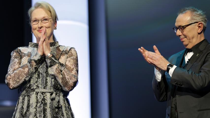 Jurypräsidentin Meryl Streep wurde nicht nur von Dieter Kosslick mit Applaus begrüßt. Auch die Gäste der Gala erhoben sich zu Streeps Ehren klatschend von ihren Sitzen.
