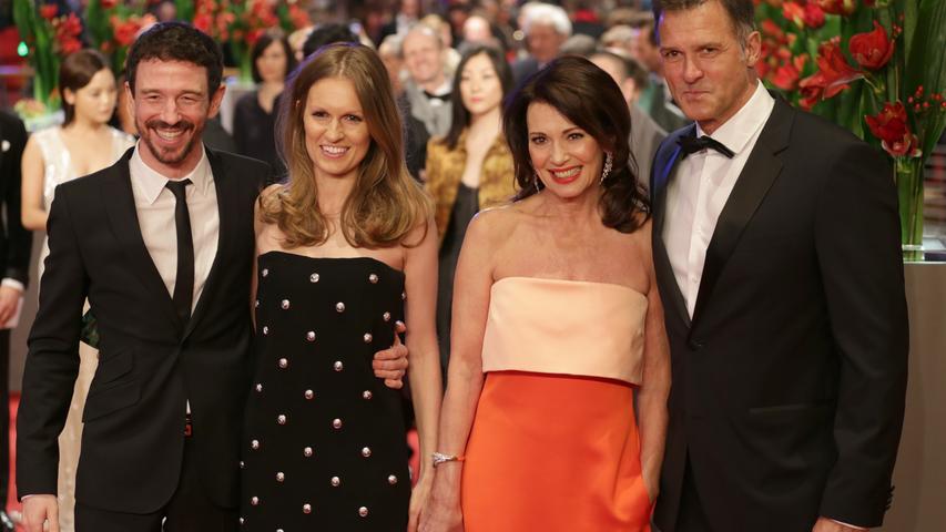 Schauspielerin Iris Berben (zweite von rechts) brachte ihren Lebensgefährten Heiko Kiesow sowie ihren Sohn, den Regisseur Oliver Berben, und dessen Frau Katrin mit.