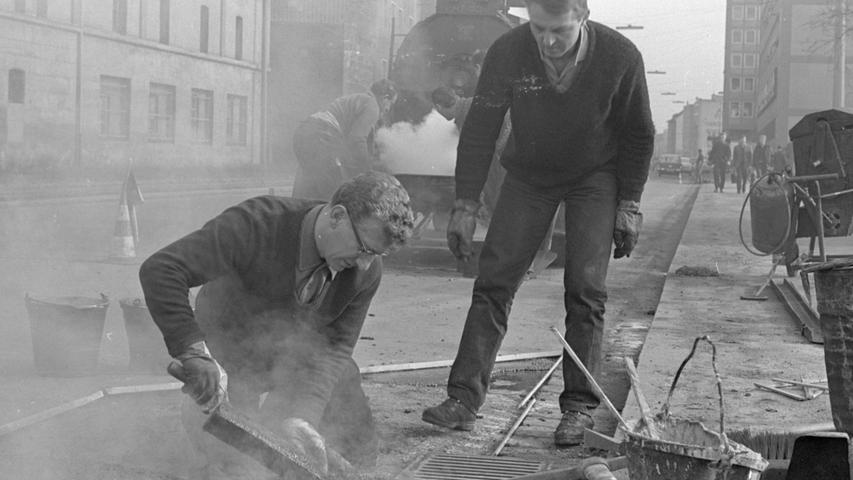 Der Winter hat seine Spuren auf Nürnbergs Straßen hinterlassen. Hier geht es zum Artikel vom 16. Februar 1966: "Spuren des Frostes"