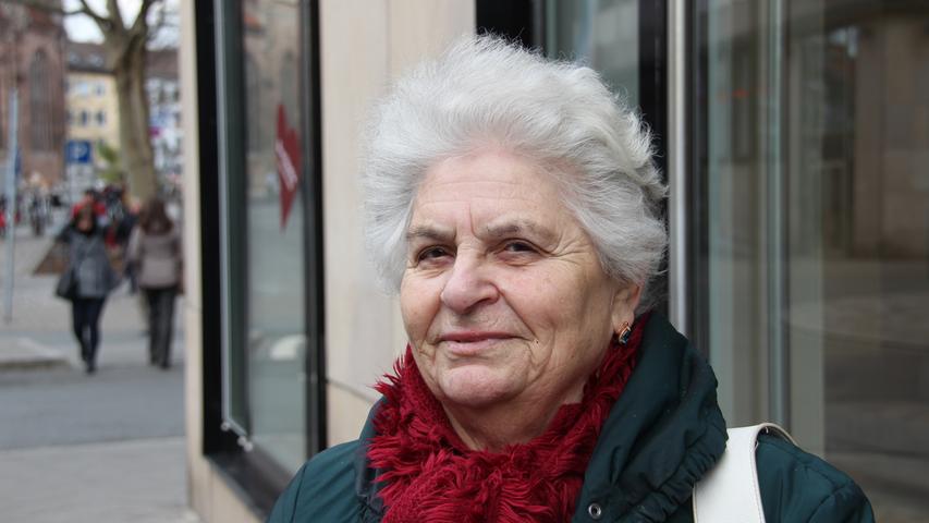Hannelore Günthers (76) Mann ist leider schon verstorben. Dafür schenkt ihr die Tochter hin und wieder Blumen. Die Rentnerin meint: "Blumen kann man das ganze Jahr bringen."