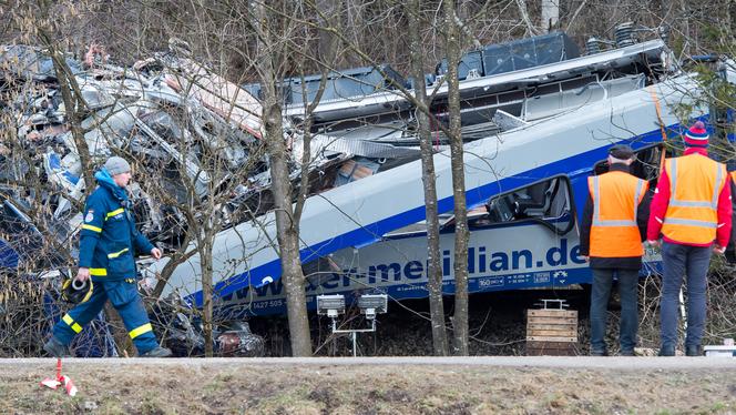 Bei einem schweren Zugunglück in Bad Aibling sind im Februar elf Menschen ums Leben gekommen. Nun sitzt der Fahrdienstleiter in Untersuchungshaft.