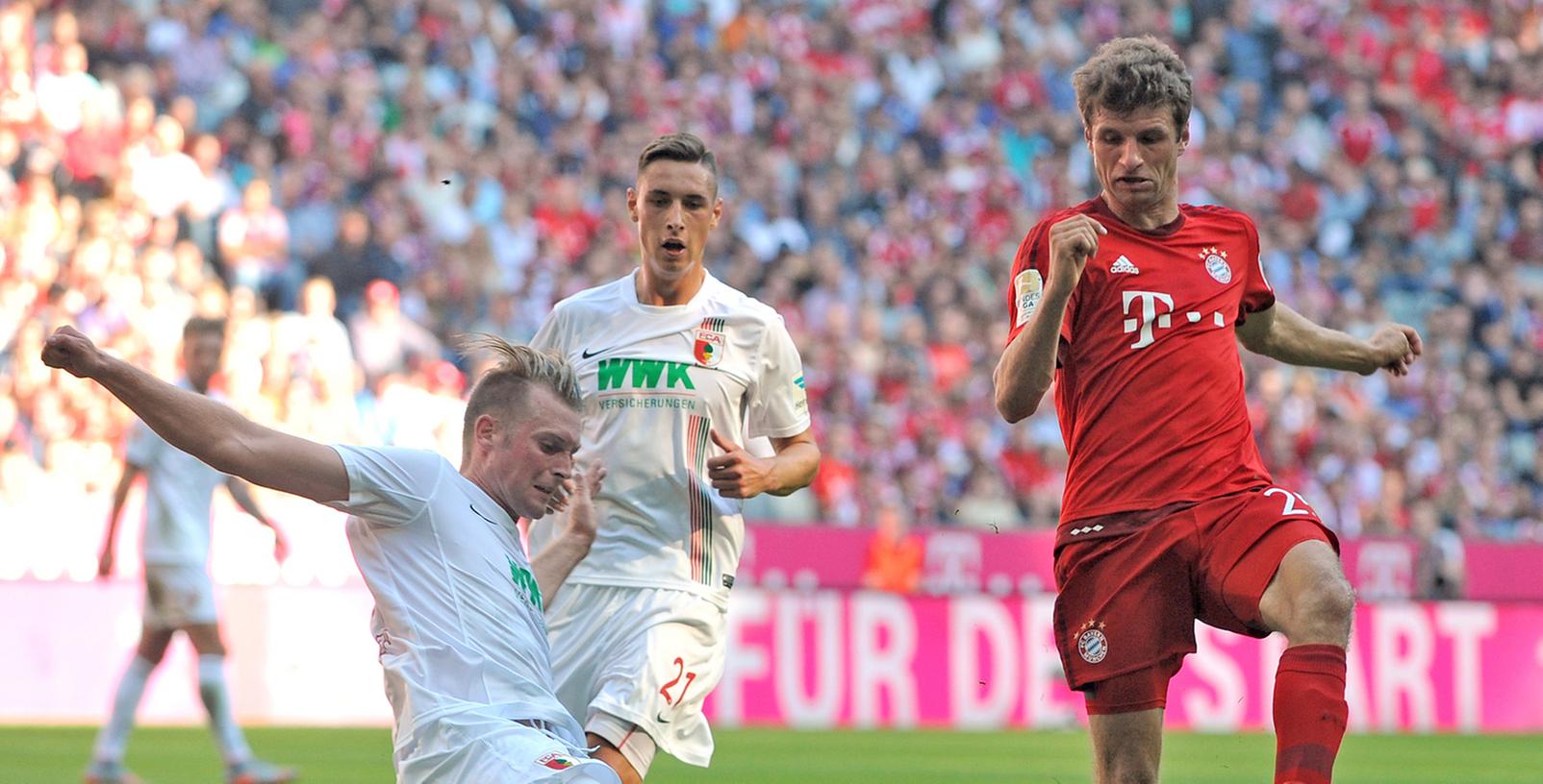 Thomas Müller (r., hier mit Jan-Ingwer Callsen-Bracker und Dominik Kohr) warnt: "Ein Auswärtsspiel in Augsburg im Februar - da gibt es sicherlich angenehmere Aufgaben."