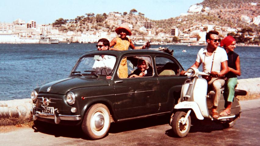 Das Bild entstand 1966 bei unserem ersten großen Urlaub auf Mallorca. Bei einer Rundfahrt um die Insel mit zwei befreundeten Ehepaaren haben wir uns ein kleines Auto und einen Roller gemietet. Mein Mann ist 1,95 Meter groß und streckte, sehr zur Belustigung der Mallorquiner, die meiste Zeit seinen Kopf aus der Dachluke. Bis heute fahren wir jedes Jahr auf die wunderschöne Insel. Auch wenn sich seither viel verändert hat.
 In unserem Voting schaffte es dieses schöne Foto auf den 13. Platz mit einer Durchschnittsnote von 4,6.