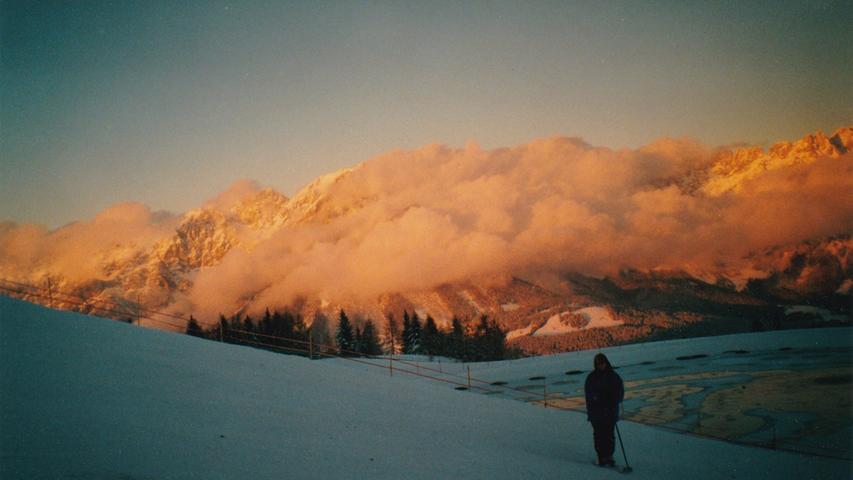 Das Foto entstand in Ellmau während unserer "Flittertage" Anfang Januar 2003 nach unserer Hochzeit am 28.Dezember 2002. Nach einem Traum-Skitag fotografierte ich meine Frau bei der Talabfahrt im herrlichen Sonnenuntergang.
 In unserem Voting schaffte es dieses schöne Foto auf den 23. Platz mit einer Durchschnittsnote von 4,1.