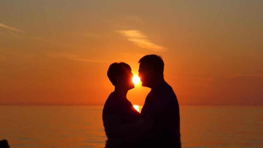 Romantik lag in der Luft: Unser schönstes Freizeit-Foto wurde in Kroatien/Porec gemacht. Als wir abends mit der Familie einen Spaziergang machten, durften wir Teil dieses tollen Sonnenuntergangs werden. Es war so romantisch, dies mit meinem Schatz zu erleben.
 In unserem Voting ging es für dieses romantische Foto auf den zweiten Platz - mit einer Durchschnittsnote von 6,8.