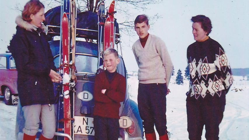 Das Foto entstand vor ziemlich genau 50 Jahren bei der Anfahrt zum einwöchigen Skiurlaub. Skiurlaub in Tirol auf der Wandberghütte bedeutete damals einen mehrstündigen Aufstieg zur Hütte mit Skiern, darauf Steigfelle und einem schweren Rucksack. Skifahren dann an der Hütte bedeutete keinen Lift. Wo man runter fuhr, musste man im Treppenschritt wieder rauflaufen und damit bei Tiefschnee eine Piste eintreten. Hatte auch was, heute undenkbar. Der Kleine bin ich, mit Tante, Cousine und Cousin.
 In unserem Voting schaffte es dieses schöne Foto auf den 25. Platz mit einer Durchschnittsnote von 4,0.