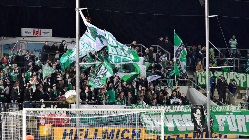 Freitagabend in Frankfurt - Flutlichtspiel! Die Fürther Fans feiern den Fußball und sich selbst schon vor dem Spiel. Ob sie bereits eine gute Vorahnung haben?